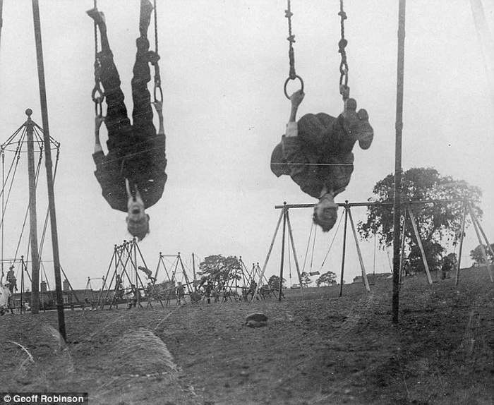 Дети и взрослые на карусели в парке (1929 г.) Дети и взрослые на карусели в парке (1929 г.)