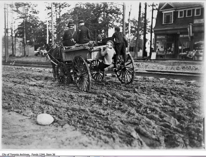 Дети на улицах города развлекаются, как могут Дети на улицах города развлекаются, как могут