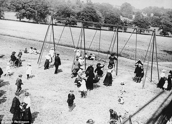 Дети раскачивались на длинных веревках без поверхности для сидения Дети раскачивались на длинных веревках без поверхности для сидения