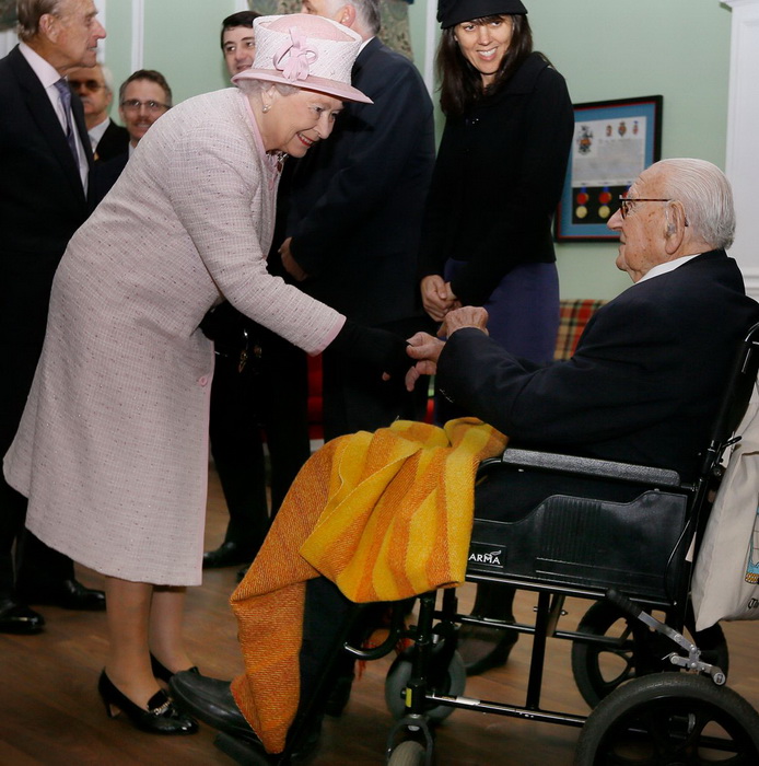 В 2002 году королева Елизавета II посвятила его в рыцари В 2002 году королева Елизавета II посвятила его в рыцари