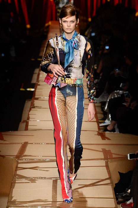 Fragile и This Side Up (Хрупко и Этой стороной вверх) - частые надписи на нарядах Moschino. Фото: Yannis Vlamos. Fragile и This Side Up (Хрупко и Этой стороной вверх) - частые надписи на нарядах Moschino. Фото: Yannis Vlamos.