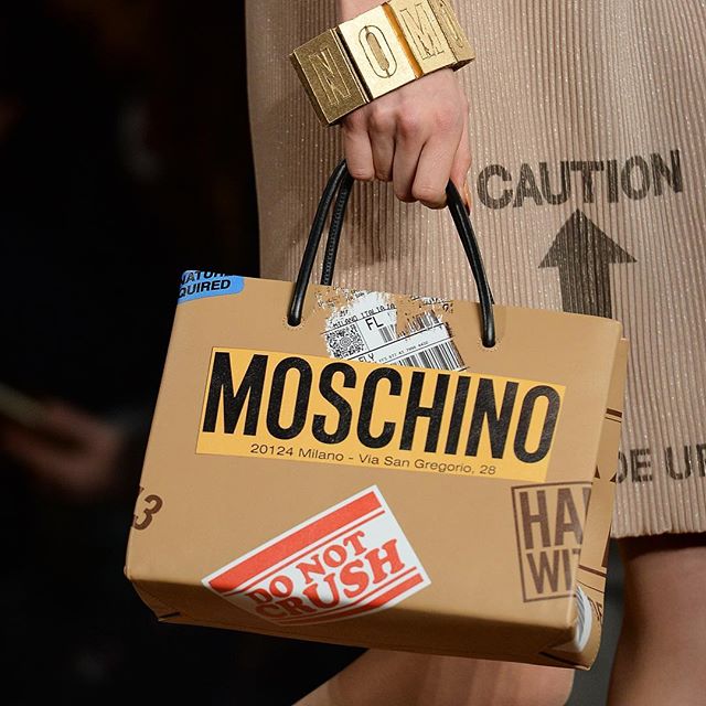 Элегантная сумочка от Moschino. Фото: Yannis Vlamos. Элегантная сумочка от Moschino. Фото: Yannis Vlamos.