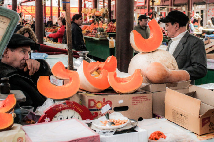 Рынок в Одессе, Украина. | Фото: messynessychic.com. Рынок в Одессе, Украина. | Фото: messynessychic.com.