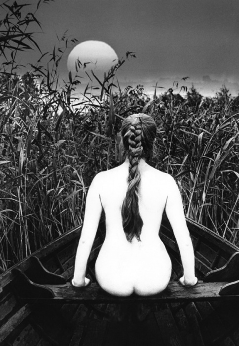 Симпатичная девушка в лодке. СССР, 1970 год. Фотограф: Валдиса Браунса. Симпатичная девушка в лодке. СССР, 1970 год. Фотограф: Валдиса Браунса.