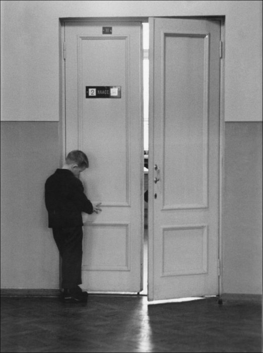 Наказанный за плохое поведение школьник. Наказанный за плохое поведение школьник.