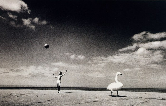 Маленькая девочка играет с мячиком рано утром. СССР, 1975 год. Фотограф: Вильгельм Михайловский. Маленькая девочка играет с мячиком рано утром. СССР, 1975 год. Фотограф: Вильгельм Михайловский.