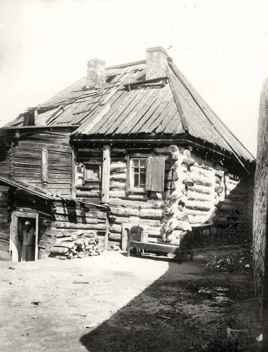 Старый деревянный дом неподалеку от города. 