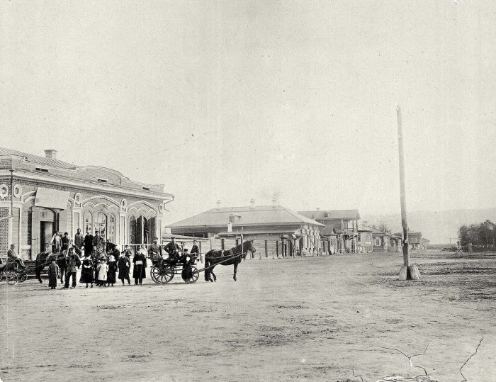 Люди на углу Ново-базарной площади. 