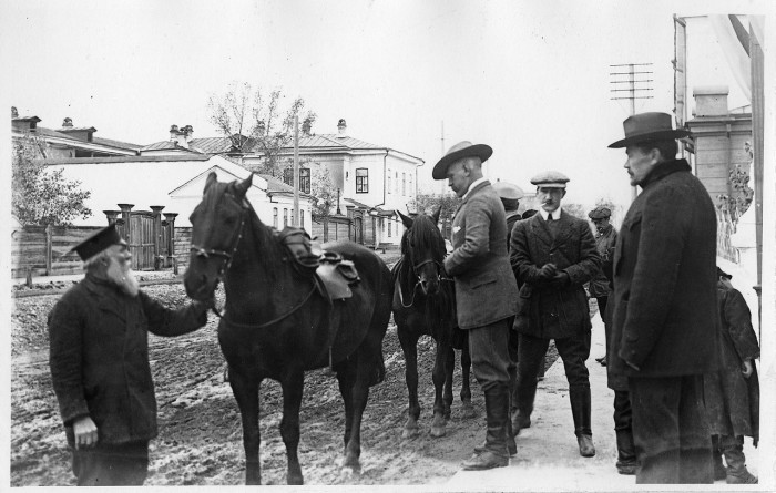 Полярный норвежский исследователь перед поездкой в окрестности Красноярска. Россия, 27 сентября 1913 года. Полярный норвежский исследователь перед поездкой в окрестности Красноярска. Россия, 27 сентября 1913 года.