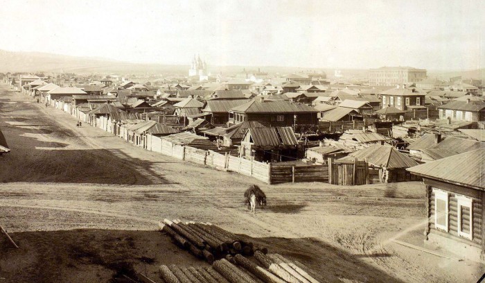 Перекрёсток двух улиц. Россия, Красноярск, конец 1870-х годов. Перекрёсток двух улиц. Россия, Красноярск, конец 1870-х годов.