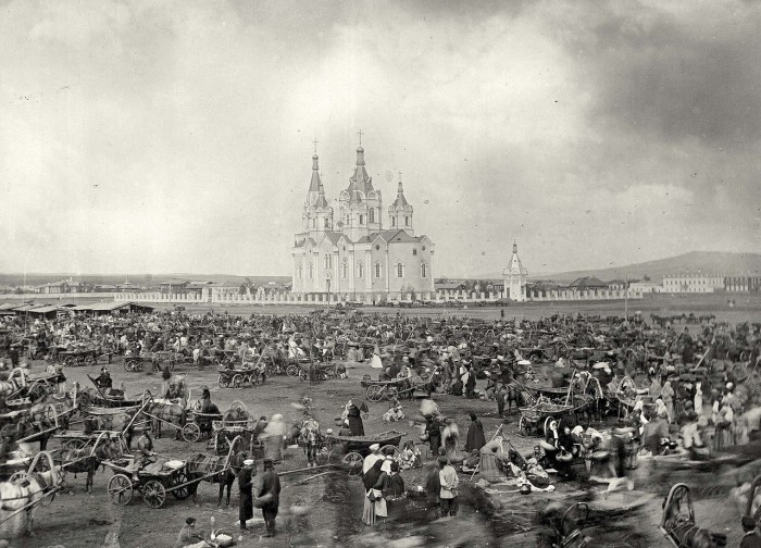 Толпы людей на Ново-базарной площади. 