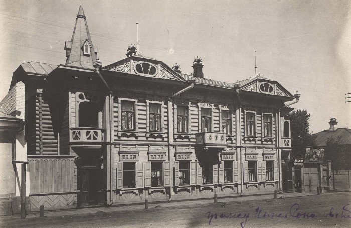 Жилой дом по Театральному переулку. Россия, Красноярск, 1906 год. Жилой дом по Театральному переулку. Россия, Красноярск, 1906 год.