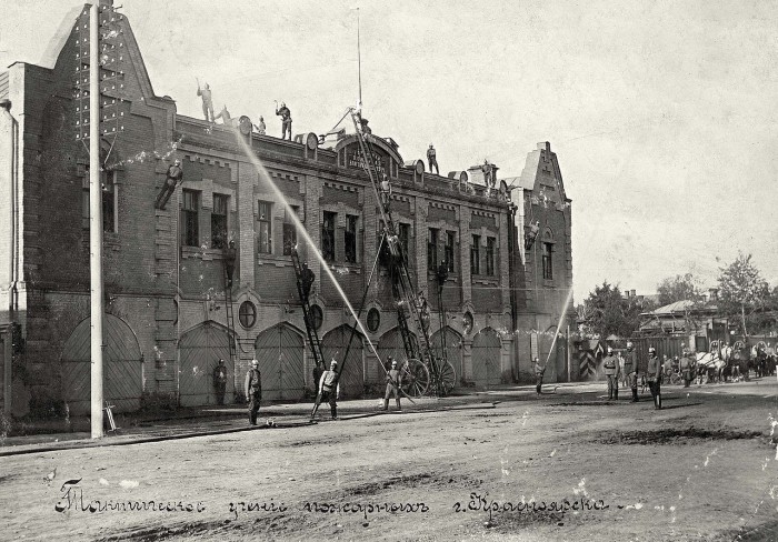 Тактические учения пожарных в здании пожарного депо. 