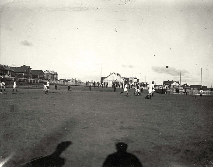 Игра в футбол на центральном стадионе. 