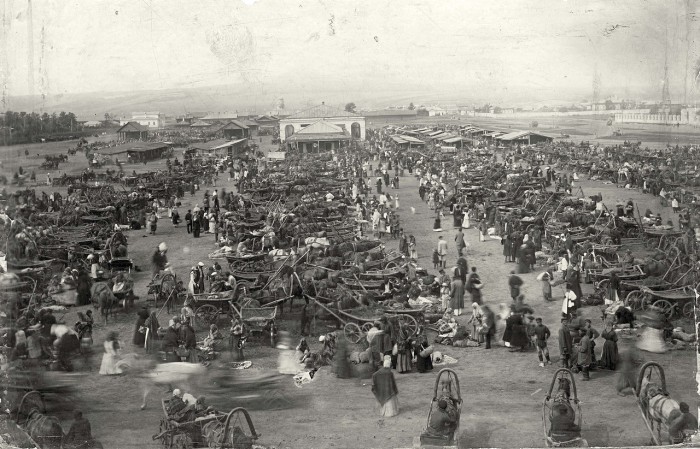 Ново-базарная площадь в разгар торговли.