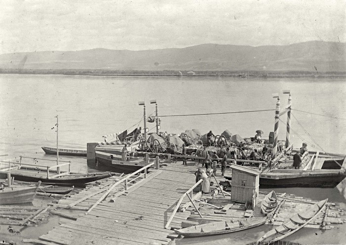 Несамоходное грузовое судно с малой осадкой на Енисее. 