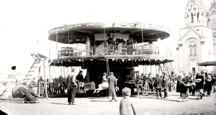 Новая карусель неподалеку от Богородице-Рождественского собора. Россия, Красноярск, 1900-е годы. Новая карусель неподалеку от Богородице-Рождественского собора. Россия, Красноярск, 1900-е годы.