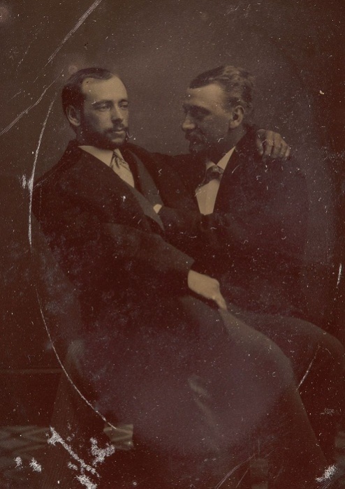 Мужчина, сидящий на коленях у другого, 1880-е гг. | Фото: mashable.com. Мужчина, сидящий на коленях у другого, 1880-е гг. | Фото: mashable.com.