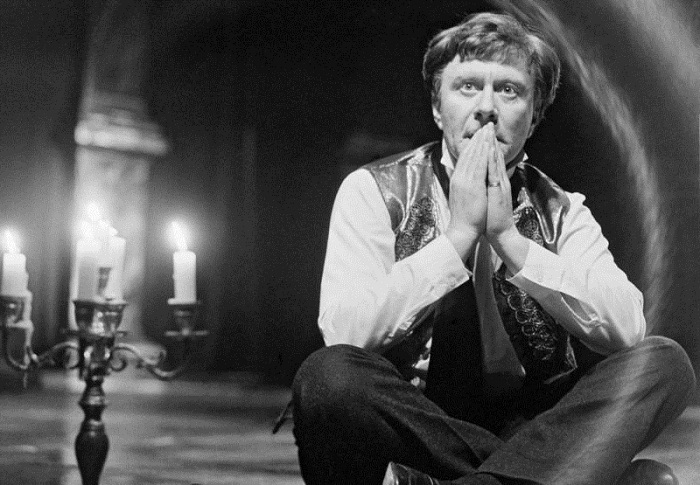 Андрей Миронов в роли Клаверова в спектакле «Тени», 1987 год. | Фото: files.vm.ru. Андрей Миронов в роли Клаверова в спектакле «Тени», 1987 год. | Фото: files.vm.ru.