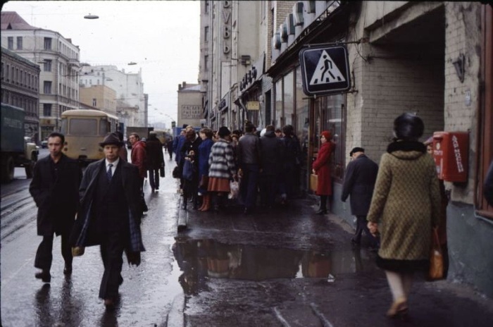 Очереди в овощном магазине в центре города.