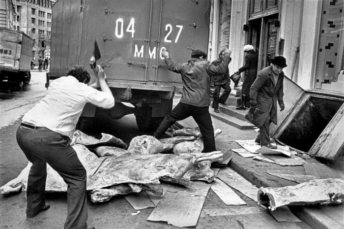 Мясники разделывают мясо прямо на улице. 