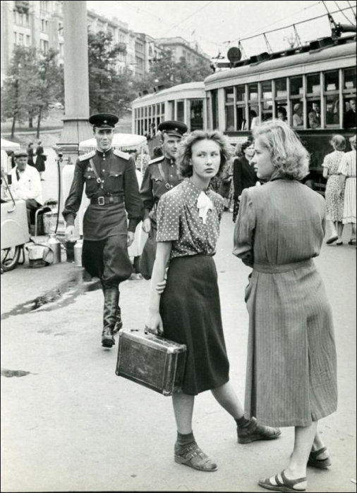 Две девушки ждут трамвая на остановке. Две девушки ждут трамвая на остановке.