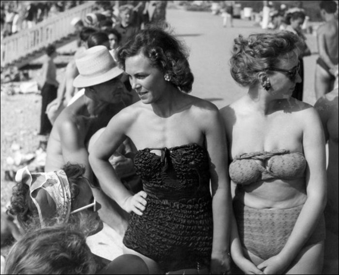 Две девушки в купальниках гуляют по набережной. Две девушки в купальниках гуляют по набережной.