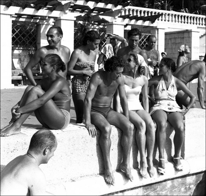 Отдых на пляже в жаркий солнечный день. Отдых на пляже в жаркий солнечный день.