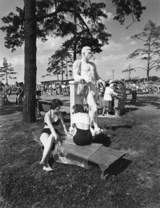 Статуя мужчины на пляже в Химках. СССР, 1970-е годы. Фотограф: Рахманов Николай, 1970-е годы. Статуя мужчины на пляже в Химках. СССР, 1970-е годы. Фотограф: Рахманов Николай, 1970-е годы.
