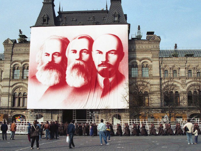 Плакат с вождями социалистической идеологии. Плакат с вождями социалистической идеологии.
