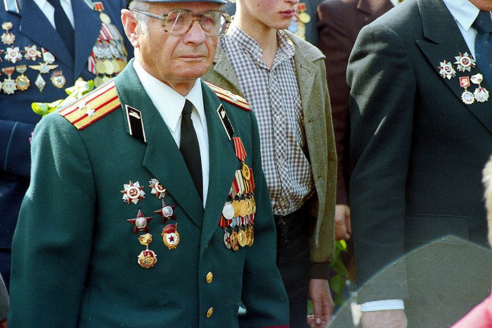 Ветераны идут по Красной площади во время праздника победы советского народа над нацистской Германией в Великой Отечественной войне. Ветераны идут по Красной площади во время праздника победы советского народа над нацистской Германией в Великой Отечественной войне.