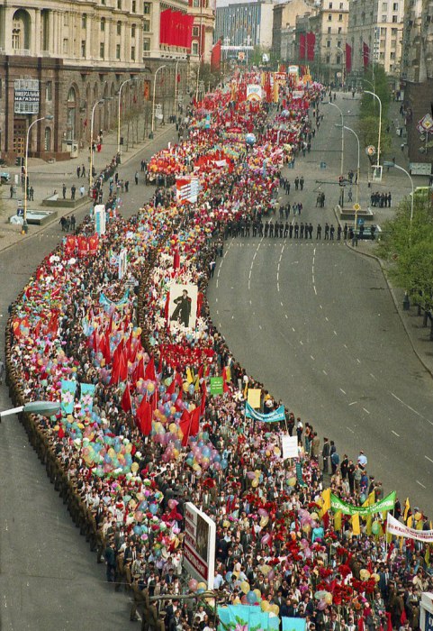 Толпы людей, идущих по Красной площади на первомайской демонстрации. Толпы людей, идущих по Красной площади на первомайской демонстрации.
