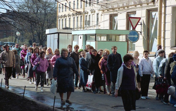 Толпа людей, ожидающая своей очереди в магазин. Толпа людей, ожидающая своей очереди в магазин.