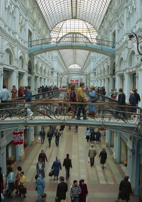 Люди пришедшие за покупками в Государственный универсальный магазин. Люди пришедшие за покупками в Государственный универсальный магазин.