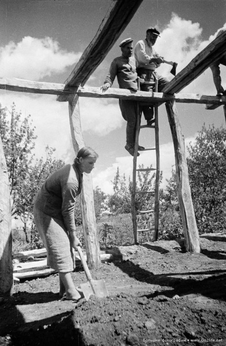 Постройка сарая в объективе фотографа Семена Фридлянда. УССР, 1950-е годы. Постройка сарая в объективе фотографа Семена Фридлянда. УССР, 1950-е годы.