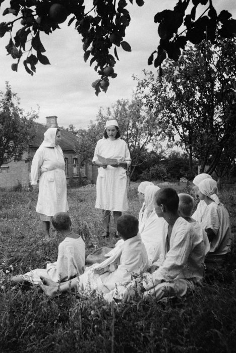 Небольшой инструктаж для молодежи перед началом работы. УССР, 1950-е годы. Небольшой инструктаж для молодежи перед началом работы. УССР, 1950-е годы.