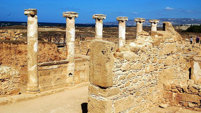 Служительницы культа, обязанные вступить в интимные отношения с любым мужчиной, давшем денег, покрывали голову особенным платком Служительницы культа, обязанные вступить в интимные отношения с любым мужчиной, давшем денег, покрывали голову особенным платком