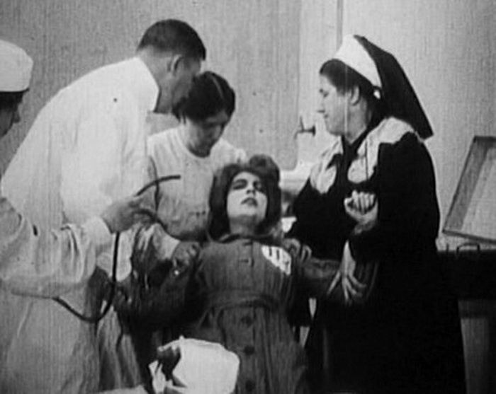 Принудительное кормление голодающей суфражистки в английской тюрьме Принудительное кормление голодающей суфражистки в английской тюрьме