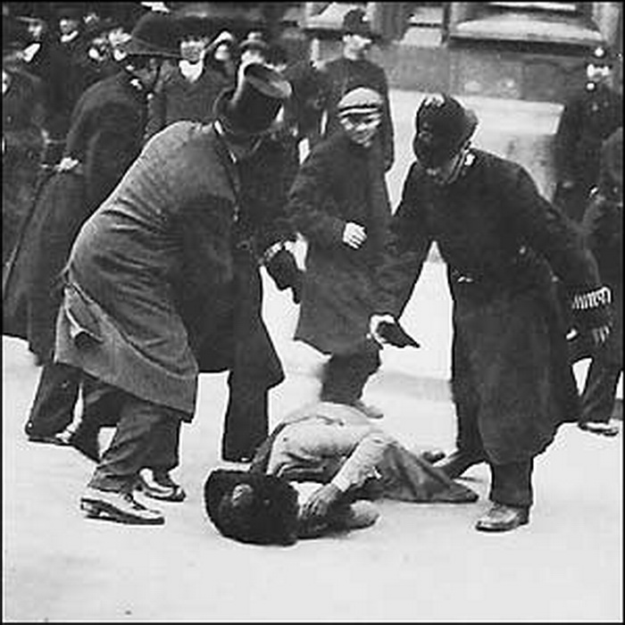 Избиение протестующей суфражистки Избиение протестующей суфражистки