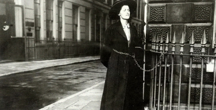 Суфражистка приковала себя к воротам в знак протеста Суфражистка приковала себя к воротам в знак протеста