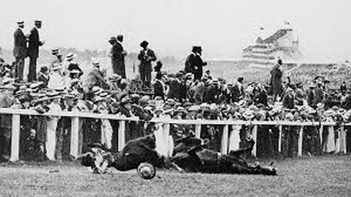 Фоторафия, сделанная в момент гибели Эмили Девисон под копытами скакуна Фоторафия, сделанная в момент гибели Эмили Девисон под копытами скакуна