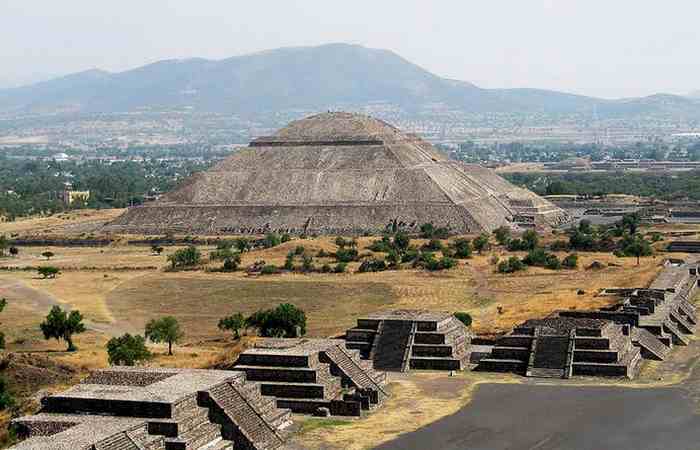 Великая пирамида в Гизе является самой высокой в мире. Великая пирамида в Гизе является самой высокой в мире.