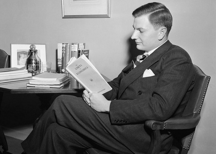 Дэвид Рокфеллер за чтением книги. / Фото: imgarcade.com Дэвид Рокфеллер за чтением книги. / Фото: imgarcade.com