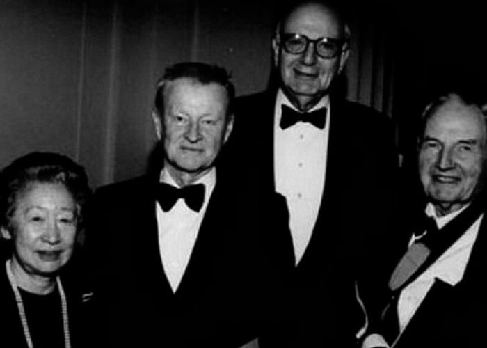 Збигнев Бжезинский и Дэвид Рокфеллер (крайний справа). / Фото: mnenie.me Збигнев Бжезинский и Дэвид Рокфеллер (крайний справа). / Фото: mnenie.me