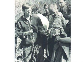 Следственный эксперимент по делу «Лесополоса». Слева с микрофоном в руке Евгений Бакин, в центре – маньяк Чикатило