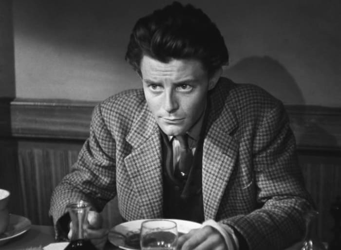 Жерар Филип в фильме *Такой прелестный маленький пляж*, 1949 | Фото: kino-teatr.ru Жерар Филип в фильме *Такой прелестный маленький пляж*, 1949 | Фото: kino-teatr.ru