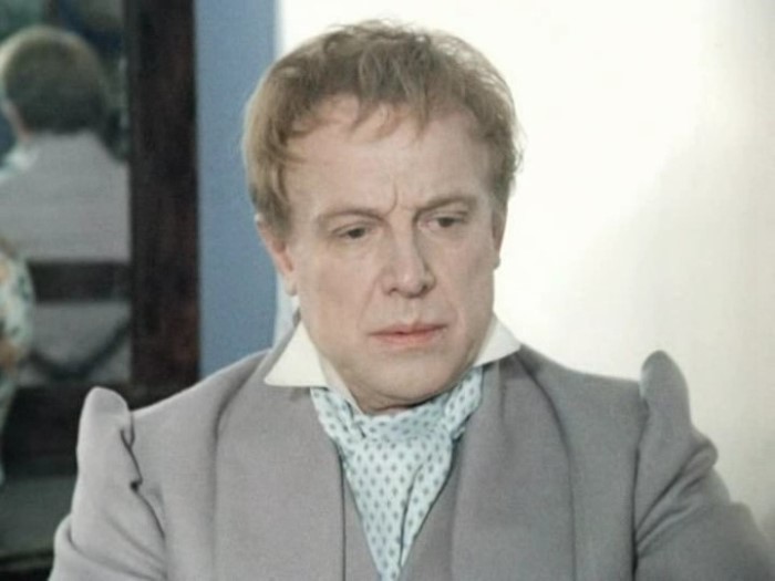 Иннокентий Смоктуновский в фильме *Мертвые души*, 1984 | Фото: kino-teatr.ru Иннокентий Смоктуновский в фильме *Мертвые души*, 1984 | Фото: kino-teatr.ru