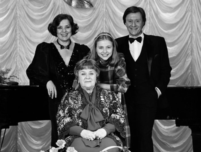 Лариса Голубкина, ее дочь Маша, Андрей Миронов, его мать Мария Миронова | Фото: kino-teatr.ruа Лариса Голубкина, ее дочь Маша, Андрей Миронов, его мать Мария Миронова | Фото: kino-teatr.ruа