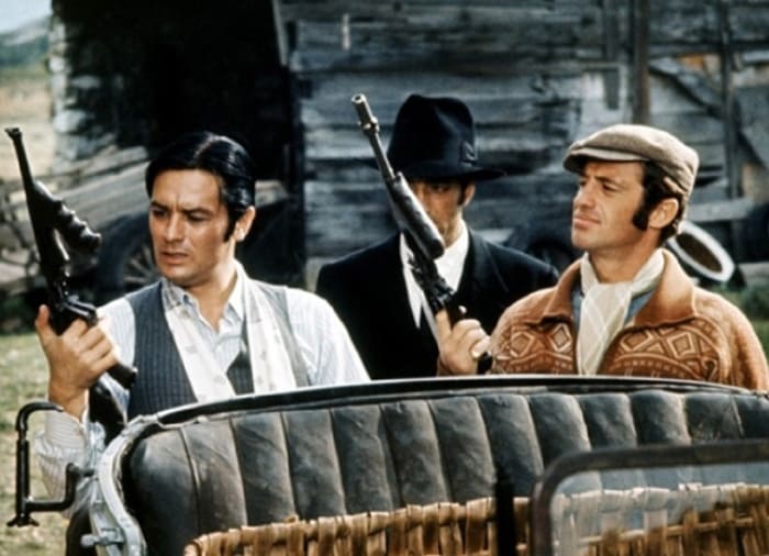 Ален Делон и Жан-Поль Бельмондо в фильме *Борсалино*, 1970 | Фото: gorod.tomsk.ru Ален Делон и Жан-Поль Бельмондо в фильме *Борсалино*, 1970 | Фото: gorod.tomsk.ru