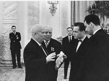 Первые лица государства Хрущёв и Ворошилов решают вопрос государственной важности: озвучивают поручения Алексею Сальникову (справа) загрузить в вагон Президента Финляндии Урхо Кекконена два ящика крабов